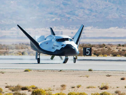 Il veicolo spaziale Dream Chaser atterra all'Armstrong Flight Research Center della NASA presso la base aerea di Edwards in California, dopo una dimostrazione di volo libero riuscita nel 2017. (Credit: NASA)