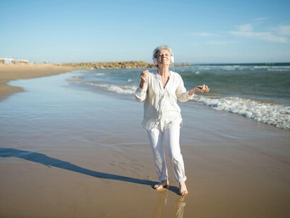 Mulher ouve música enquanto caminha na praia. Nosso cérebro está constantemente emitindo ondas que variam conforme nossas emoções e atividades. Assim como em uma pista de dança, diferentes frequências são responsáveis por nos colocar em um mood específico