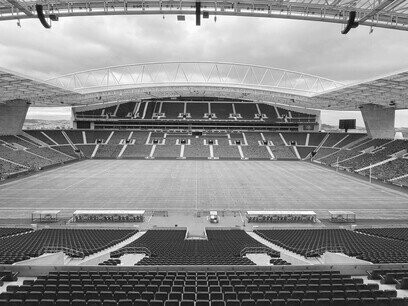 Estádio do Dragão no Porto, Portugal. Em segundo lugar, a tecnologia disponível exige uma maior celeridade na utilização do VAR. Não podemos conceber paragens que durem 5 minutos, quando o objetivo é garantir decisões mais rápidas e com menor margem de erro. A implementação de um processo mais célere poderia melhorar a fluidez do jogo e reduzir a frustração dos adeptos