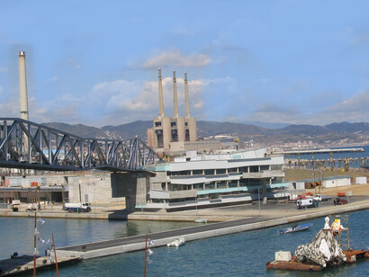 La organización del Fórum permitió descontaminar el entorno y diseñar un barrio alrededor de un nuevo parque llamado Diagonal Mar. Los edificios que se construyeron, con vistas al parque y al Mediterráneo, se encargaron a reputados arquitectos. Fórum Universal 2004