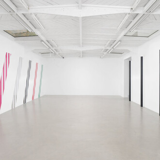 Daniel Buren, Du cercle aux carrés, hauts-reliefs situés et in situ, exhibition view. Courtesy of Mennour Gallery
