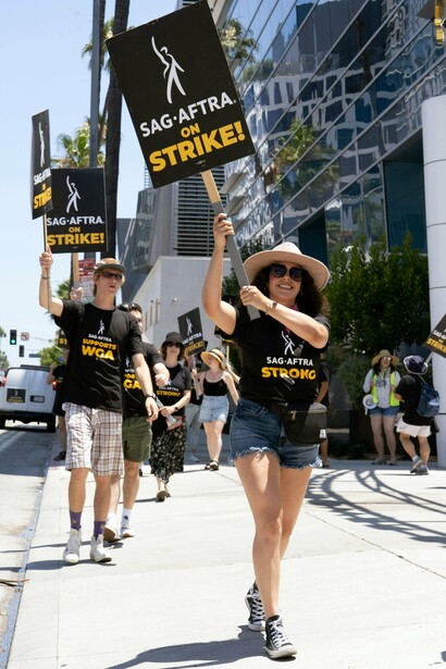 Seria também, o professor ir à escola, não para seguir o programa cego, mas para dedicar o dia à formação cívica e ao debate crítico com os alunos. Seria o profissional de saúde recusar a burocracia administrativa para se focar exclusivamente no doente