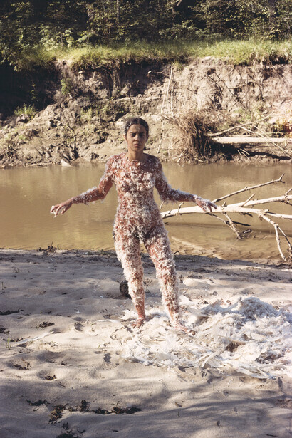 Ana Mendieta, Blood and feathers (2), 1974. Courtesy Marian Goodman
Gallery © The Estate of Ana Mendieta Collection, LLC