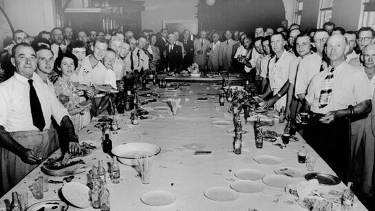 Fiesta de navidad en oficinas públicas en Brisbane, Queensland, Australia, diciembre de 1952