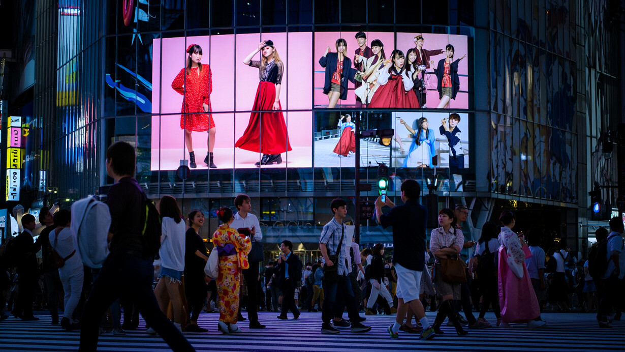 Kulturelle Gegenreaktionen: Dolce & Gabbana veröffentlichte 2018 eine Anzeige, in der ein chinesisches Model versuchte, italienisches Essen mit Stäbchen zu essen, was in China viel Kritik hervorrief