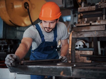 Operaio con elmetto protettivo in fabbrica