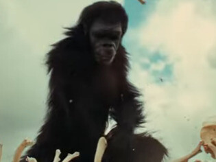 La celebre sequenza iniziale del film mostra come un gruppo di ominidi scopra l’uso degli strumenti, segnando un salto evolutivo decisivo, qui un fotogramma