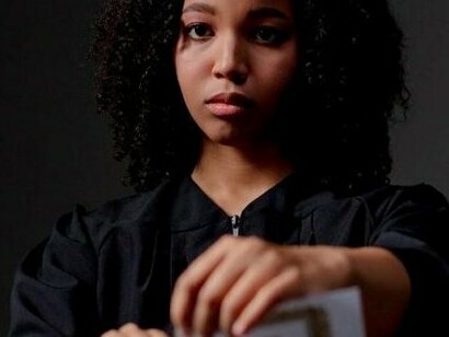 Jovem recém-formada rasga seu diploma. E não venham dizer o que os estudantes de Comunicação já estão fartos de saber, que é uma área precária e onde existe mais pessoas formadas do que trabalho para as empregarem