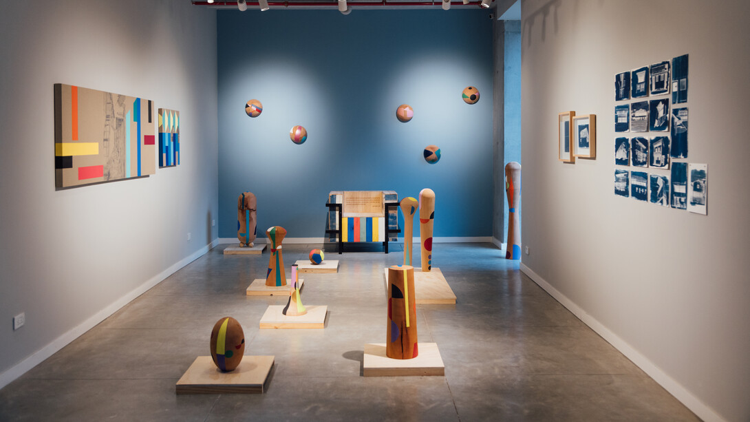 Henry Salazar, Modernismo tropical aclimatado, vista de exhibición. Cortesía de Policroma