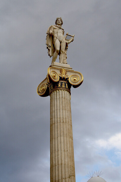Estatua de Apolo por Leonidas Drosis, emplazada sobre una columna frente a la Academia de Atenas, Grecia