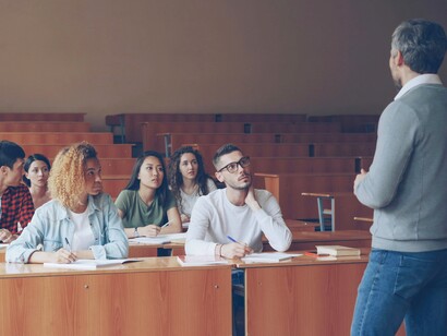 Ospita studenti da tutto il mondo e offre una vasta gamma di corsi di laurea e ricerca