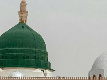 Maomé havia instruído os fiéis a procurarem conhecimento por todo o mundo. E para cumprir esse mandamentos os muçulmanos traziam à Casa do Saber livros de todas as terras que tinham contato para serem traduzidos para o árabe. Todas as ciências mais relevantes da época foram documentadas na biblioteca, e o principais intelectuais da antiguidade tiveram suas obras guardadas no local