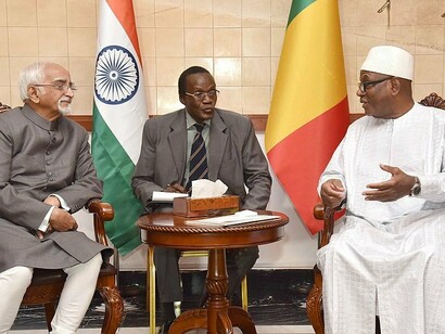 Le vice-président, Shri M. Hamid Ansari, rend visite au président du Mali, M. Ibrahim Boubacar Keita, à Bamako, au Mali