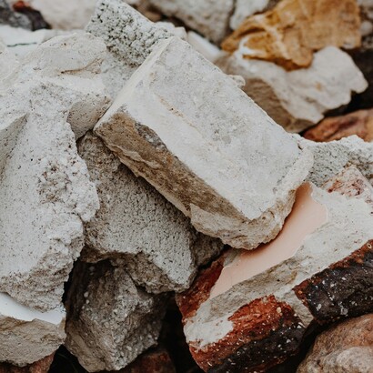 Bisogna lasciare macerie, per essere invitati a raccogliere e ricostruire