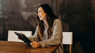 El diseño UX/UI no solo transforma la forma en que interactuamos con la tecnología, sino también la manera en que podemos diseñar experiencias más conscientes en nuestra vida cotidiana