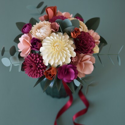 Gli artigiani spesso si ispirano a fiori reali, studiandone forme e colori per riprodurli fedelmente. Nella foto un bouquet di fiori misti creato da Silvia Raga