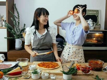 A análise desses filmes evidencia que a comida, além de ser um recurso estético e narrativo, é um reflexo da sociedade e das relações humanas. O simbolismo dos pratos, o processo de preparo e o ato de compartilhar refeições oferecem insights sobre os personagens e os contextos culturais em que estão inseridos. Em A Festa de Babette, por exemplo, a comida não apenas transforma uma comunidade rígida e austera, mas também celebra a generosidade e o sacrifício como expressões artísticas