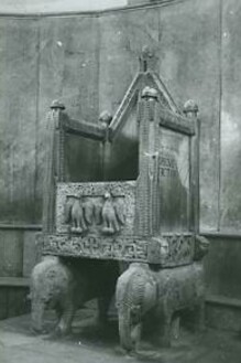 La cattedra nella cattedrale di san Sabino di Canosa, Puglia, Italia. Ph Paolo Monti. La cattedra episcopale, realizzata tra il 1079 e il 1089 dallo scultore Romualdo per il vescovo Ursone, è un capolavoro del romanico pugliese, caratterizzato da influenze bizantine e da una ricca simbologia cristiana