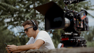 Daniele Barbiero durante il set del film "Squali" (2025), foto di Emanuele Giacomini