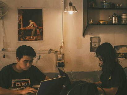 Aquela manhã estava “estranha”, como se algo estivesse fora do lugar. Não era uma sensação ruim – pelo contrário –, mas parecia ter “caído em outra linha temporal”, como diria uma amiga sua, que se ligava nesses assuntos. Louis não duvidava disso, embora jamais tivesse se aprofundado em tais estudos, e a sensação de estranheza talvez fosse uma prova de que algo havia de fato mudado