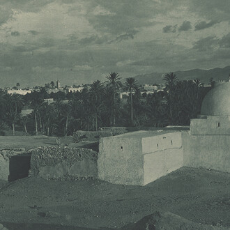 Lehnert & Landrock, Sans titre, identifié comme « Tombeau d'un marabout dans un oasis de Gafsa », 1904-1914. Avec l'aimable autorisation de Photo Elysée
