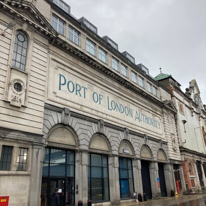 Una vecchia struttura portuale, Londra, UK. Foto di Flavius Roversi