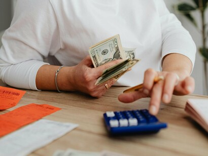 Empreendedora fazendo planejamentos para sua empresa. Nem sempre as coisas estarão ao nosso alcance. Às vezes, é necessário observar o movimento do mercado para entender qual a sua próxima ação