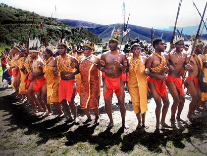 La tecnología ha dejado de ser herramienta para convertirse en atmósfera; la inteligencia artificial ha infiltrado decisiones, ritmos, estructuras. «Tari Tumbu Tanah» es una danza tradicional de Indonesia, originaria del pueblo nias de Sumatra Septentrional