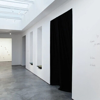 Alba Triana, La vida de lo no vivo, vista de exhibición. Cortesía de Galería Max Estrella