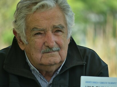 Pepe Muljica lança seu livro na Cidade do México, 2016. Nestes e em outros pontos do país, o visitante seguramente vai encontrar uma ótima infraestrutura, em todos os sentidos; seja na hotelaria, no transporte público e na segurança… Desde os mais básicos aos badalados 5 estrelas, é possível se hospedar bem e pagar um preço justo; se o viajante desejar se locomover por Montevidéu e sua bela região metropolitana, isto é relativamente fácil, pois ele encontrará um sistema que preza pela pontualidade, conexão e segurança