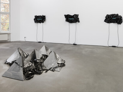 Gretchen Bender, Political entertainment, ausstellungsansicht. Mit freundlicher genehmigung von Sprüth Magers