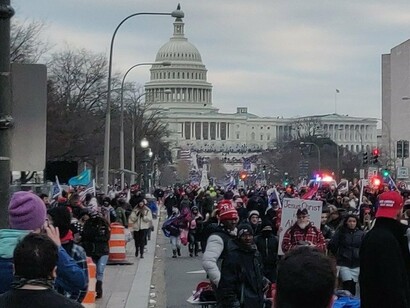 A crowd of Trump supporters marching on the US Capitol on 6 January 2021