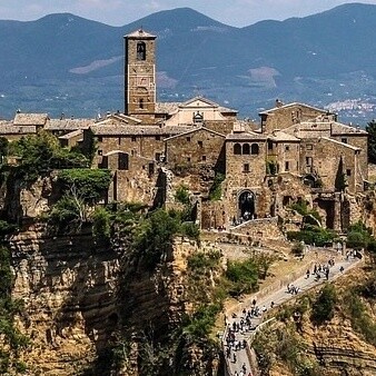 Proteggere il patrimonio distante significa creare reti internazionali di cooperazione per prevenire saccheggi, guerre e degrado ambientale. Civita di Bagnoregio, Lazio, Italia