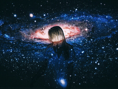 Entre les étoiles et l’esprit, il n’y a pas de rupture : seulement un fil invisible qui relie la pensée humaine à la matière cosmique