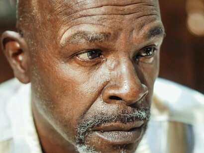 Nesse interlúdio, Romão, seu primo, convida-o a um projecto supostamente financiado pelos EUA. Salomão entrava, involuntariamente, num grupo de caça-furtiva, sediado na África do Sul, dentro do qual, com as idas e voltas a Maputo, África do Sul e Magude, vivia um triângulo amoroso mal construído com Elisa e Jane, até que lhe é apresentada a Luísa, que se torna sua esposa e ajuda a concentrar-se