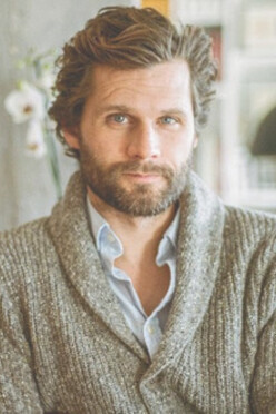 Con il suo stile narrativo innovativo e la sua abilità nel costruire intrecci complessi, Michalik ha conquistato un posto di rilievo nel panorama teatrale contemporaneo francese