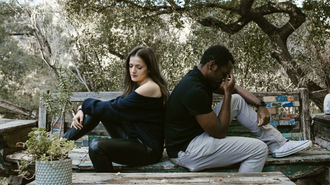 Não se sabe a origem da expressão, mas ela significa, de forma simples, “uma pessoa que parece ter a habilidade de atrair parceiro(a)s problemático(a)s, irresponsáveis ou emocionalmente instáveis. O principal problema dessa expressão é principalmente o fato de responsabilizar o indivíduo pelo seu “dedo podre” e não responsabilizar as atitudes do “parceiro errado” que a pessoa escolheu