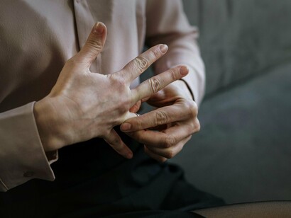 Desde tempos imemoriais, irritar o outro e perder a razão fazem parte da coreografia das relações humanas. Quantas vezes já lhe cutucaram, provocaram ou ironizaram com uma “brincadeira” que de inocente nada tinha, até que você perdesse a chamada “razão”? E, com a mesma honestidade, quantas vezes você empurrou alguém nesse abismo emocional, consciente ou inconscientemente, apenas para observar o momento em que o outro se desestabilizaria?