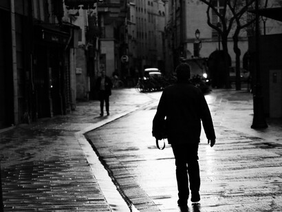 La brume marseillaise enveloppe la ville et ses habitants, symbolisant l’incertitude qui imprègne les récits de crime et de vengeance dans les livres des auteurs locaux