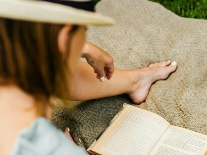 Segundo Carr, antigamente éramos como mergulhadores em um mar de palavras, capazes de explorar profundamente argumentos complexos. Hoje, nos transformamos em pilotos de jet ski, deslizando rapidamente pela superfície das informações, sem jamais mergulhar de fato em seu conteúdo