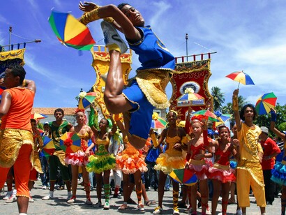 Grupo de frevo em Olinda, Brasil. Para tanto, indagamos por que remetemos a palavra tradição ao passado? Qual reflexão do sentido do popular buscamos nas trilhas investigativas das culturas populares?