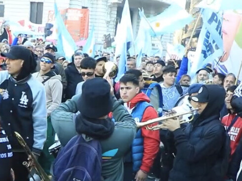 Convertir al “lawfare” en un comodín retórico debilita el Estado de Derecho en lugar de protegerlo. Movilización contra el lawfare tras la condena a Cristina Kirchner. Plaza de mayo, 19 de junio 2025, Buenos Aires , Argentina