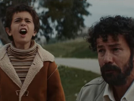 In foto una scena tratta dal trailer del film "Tutto quello che resta di te" con il giovane Sharif (interpretato da Adam Bakri) e il piccolo Noor