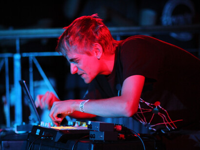 El último episodio de este nudo lo constituye el mundo informático. Todo parece ser susceptible de codificación en ceros y unos. Imágenes, sonido, movimiento. The Algorithm en directo en The Underworld, 08.09.2012, Camden, Londres, Reino Unido