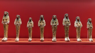 Ushebtis da sacerdotisa Henutmehyt, Cantora de Amon. Parte do acervo do Museu Britânico. Desde os primórdios da civilização, o ser humano tem o impulso de guardar, organizar e preservar objetos que considera valiosos — seja por beleza, raridade, memória afetiva ou importância histórica. Esse impulso deu origem ao que conhecemos como colecionismo, uma prática que ultrapassa séculos e fronteiras, conectando culturas, épocas e indivíduos em torno da busca por significado através de objetos