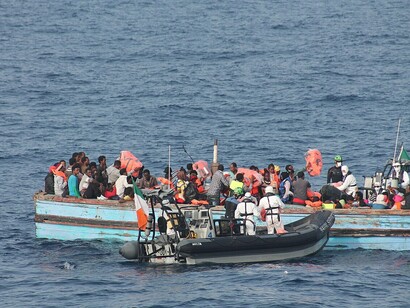 Migranti su barconi al largo delle coste libiche: "...vidi che indossava un giubbotto salvagente che però era tutto sgonfio e aggrovigliato a degli stracci. Intuii subito potesse trattarsi di un naufrago..."