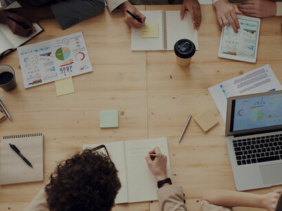 People discussing graphs and rates, explaining investment products, financial instruments, derivatives, and customized investment strategies