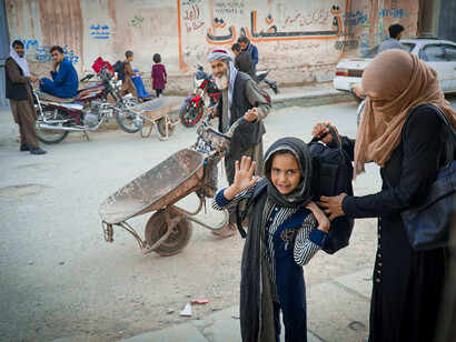 Une scène du quotidien dans un quartier populaire. La pauvreté n’est pas une fatalité : derrière chaque regard, il y a la résilience, la volonté et le droit à une vie meilleure