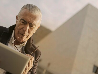 Há também um aspecto prático: a tecnologia oferece ferramentas que auxiliam na autonomia e na independência do idoso. Aplicativos de lembretes podem ajudar na administração de medicamentos; assistentes virtuais respondem a dúvidas cotidianas e organizam compromissos; plataformas de compras e serviços online evitam deslocamentos cansativos e facilitam a vida diária. Esse conjunto de facilidades diminui o estresse e proporciona segurança, permitindo que idosos vivam com mais liberdade, o que, por sua vez, tem reflexos positivos sobre a saúde mental. Afinal, a autoestima e a confiança em si mesmo são fatores determinantes para manter a mente ativa e saudável