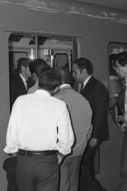 Pasajeros en la estación Chapultepec tras la inauguración del Metro de la Ciudad de México, 1969